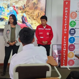 Cruz Roja Boliviana y CICR en una charla.