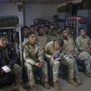 Militares y un policía atienden a la charla sobre DIH.
