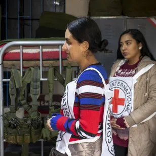 Dos trabajadoras del CICR dentro de un cuartel militar.