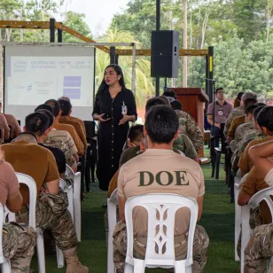 Una trabajadora del CICR brinda una charla a personal militar en una base de la selva.
