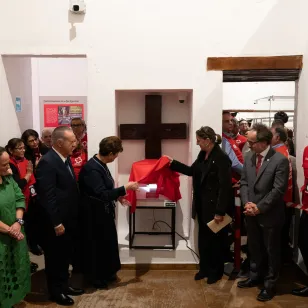 Revelación de medalla conmemorativa de los Convenios de Ginebra al Inauguración Museo Nacional de la Cruz Roja 
