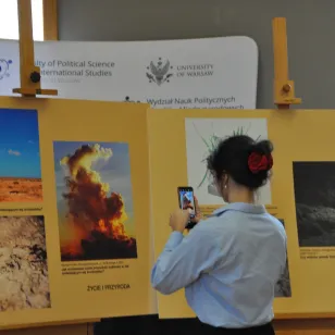 Polish version of the exhibition Dialogues on Humanity, produced by the ICRC, Photo Elysée and the Swiss Federal Department of Foreign Affairs