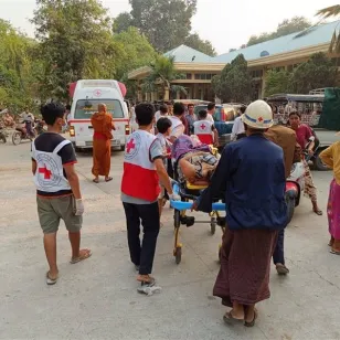 Socorristas del CICR transportan a un herido en camilla en Myanmar tras un devastador terremoto, mientras continúan las labores de ayuda de emergencia.