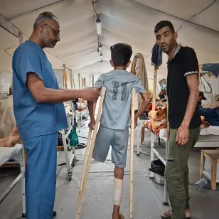 An ICRC phsyiotherapist with a young patient at the Red Cross Field Hospital.l.