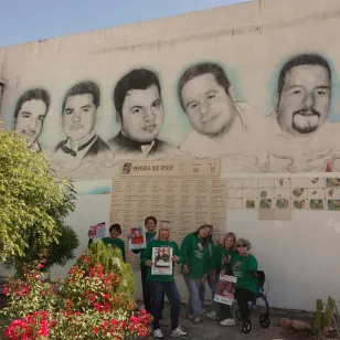 Colectivo Unidos por Nuestros Desaparecidos frente al mural Memoria que Resiste, inaugurado previo al Jardín de la Memoria 