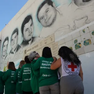Colectivo Unidos por Nuestros Desaparecidos frente al mural Memoria que Resiste, inaugurado previo al Jardín de la Memoria. También aparece Marcela Flores Dionicio del CICR.jpg