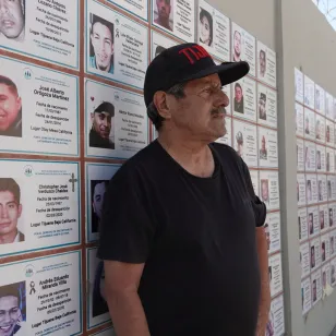 José Fernando Ortigoza en “La Gallera” se ubica  a lado de la ficha de búsqueda de su hijo José Alberto Ortigoza Martínez, desaparecido el 21_01_2014