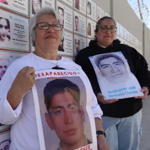 María Isela Chaidez y su hija Lisette Verduzco sostienen el retrato de Christopher José Verduzco Chaidez, a quien buscan desde el 2 de marzo de 2020