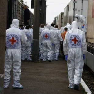 ICRC staff observing a transfer of human remains between Russia and Ukraine in June 2025. 