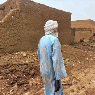 Ahmad arpente la ville de Ménaka, où s’est déplacée sa famille, pour régler quelques affaires