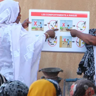 Après des formations du CICR, l'association "case des jeunes filles" de Ménaka, sensibilise les femmes et les filles aux risques liés aux EEI