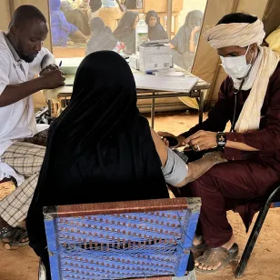 Consultation médicale sur le site de la dune des congres à Ménaka grâce au support du CICR