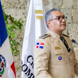 República Dominicana inicia señalización de bienes culturales con el fin de preservarlos Santo Domingo de Guzmán, República Dominicana. – El Ministerio de Relaciones Exteriores (MIREX) en su calidad de presidente de la Comisión Nacional Permanente para la Aplicación del Derecho Internacional Humanitario (CNPADIH) y el Ministerio de Defensa junto al Comité Internacional de la Cruz Roja (CICR) y la Cruz Roja Dominicana, colocaron este jueves el primer símbolo de protección cultural “Escudo Azul” al monumento