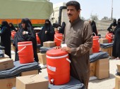 Habbaniyah. Distribution de biens de première nécessité et nourriture à des personnes forcées de fuir Ramadi. ©ICRC/S. Salim