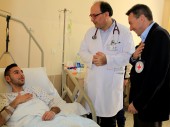 Peter Maurer con un paciente y un miembro del personal médico en el hospital Notre Dame, norte de Líbano. 