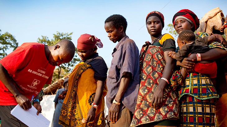 Tanzanie : une famille est réunie parmi la foule des réfugiés