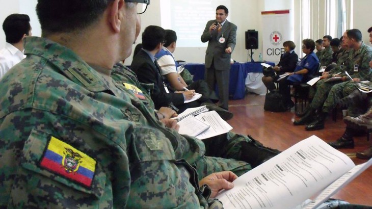 Ecuador: funcionarios públicos y representantes de la sociedad civil discuten medidas para prevenir y enfrentar los problemas humanitarios