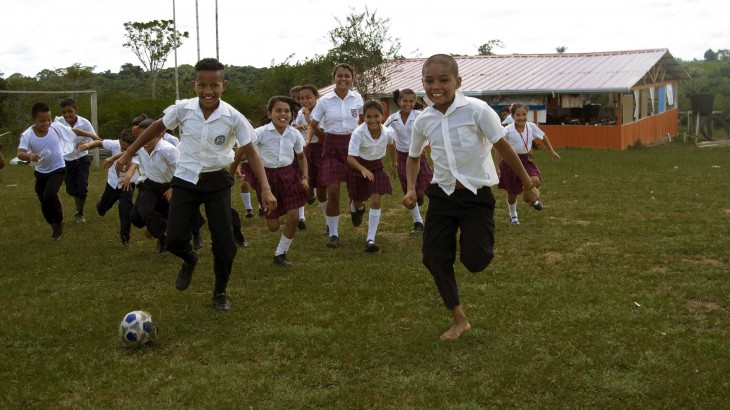 Colombia: niños regresan a clase con su escuela reconstruida