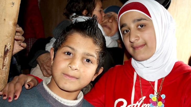 Rodeados por olivos, los jóvenes sirios aprenden el abecedario