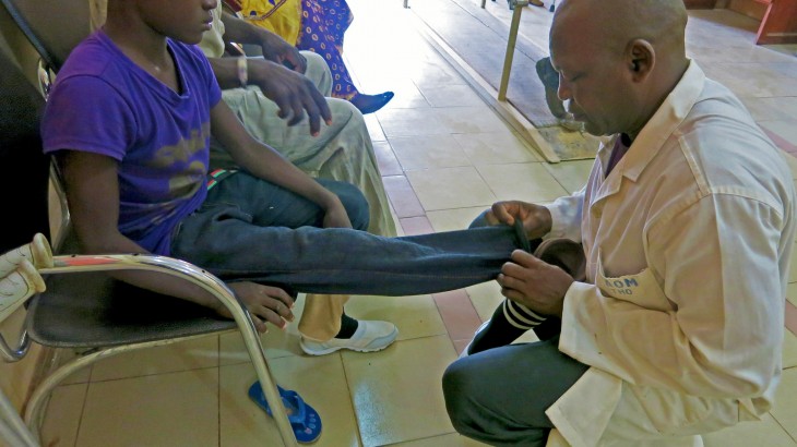 Mali : Moussa, 10 ans, heureux de marcher à nouveau
