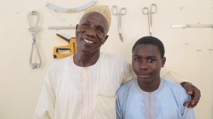 Nigeria: Beinprothese unterstützt Heilung nach Bombenanschlag in der Schule
