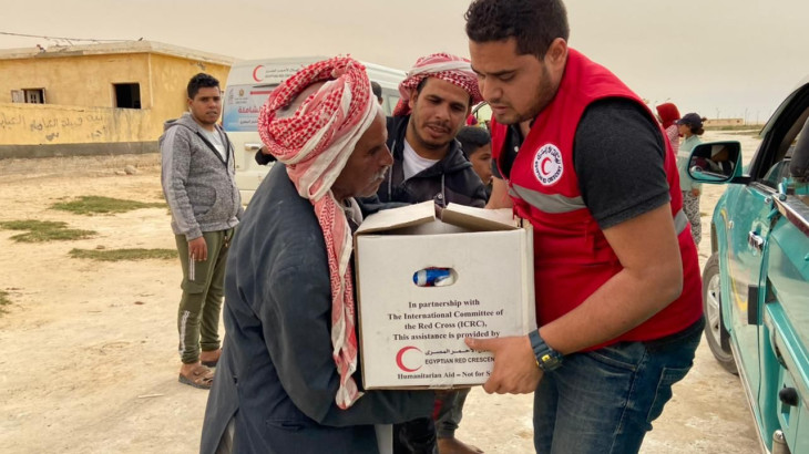 شمال سيناء: الهلال الأحمر المصري واللجنة الدولية يقدمان مساعدات إنسانية لآلاف الأسر
