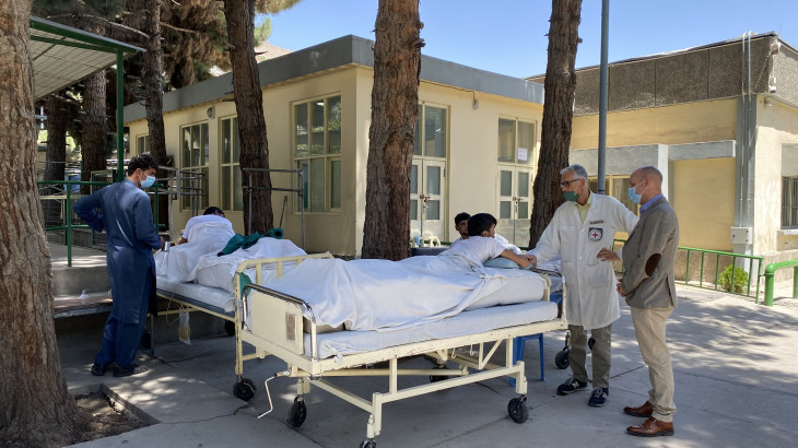 Afeganistão: centros de saúde apoiados pelo CICV trataram mais de 4 mil pessoas feridas por armas desde 1º de agosto 