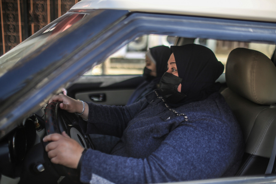 نائلة أبو جبة - سائقة سيارة أجرة