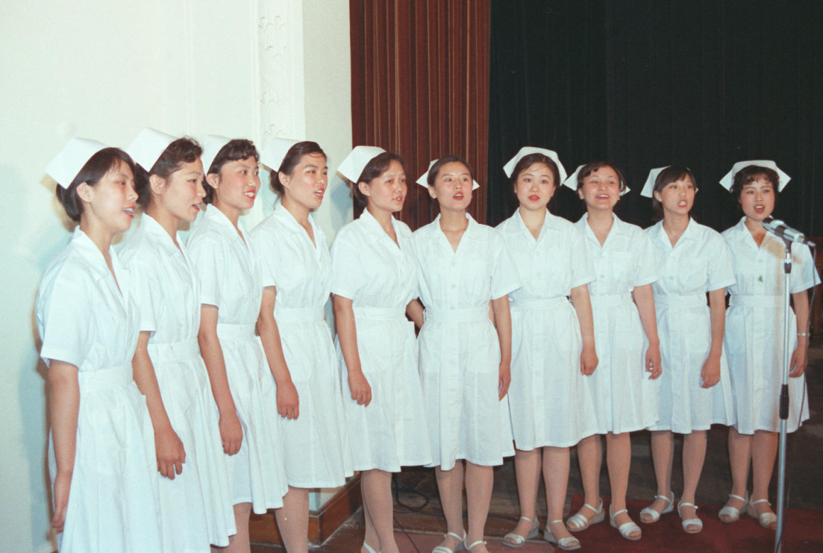 护理人员在南丁格尔奖章颁奖大会上高唱由王琇瑛作词的《护士之歌》。