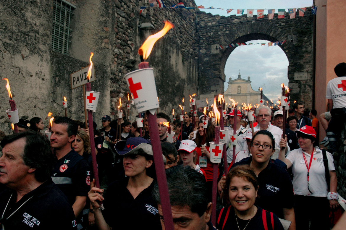 2009年6月27日，在意大利的索尔费里诺，来自世界各地的近万名人道工作者和志愿者参加火炬游行，纪念索尔费里诺战役150周年。