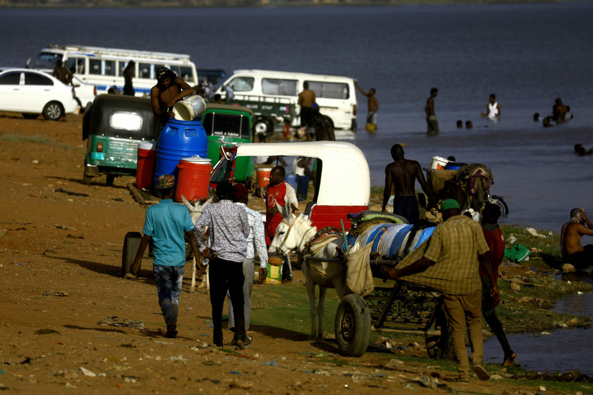 2023年4月17日，由于武装冲突导致停水，苏丹喀土穆市民到尼罗河打水。
