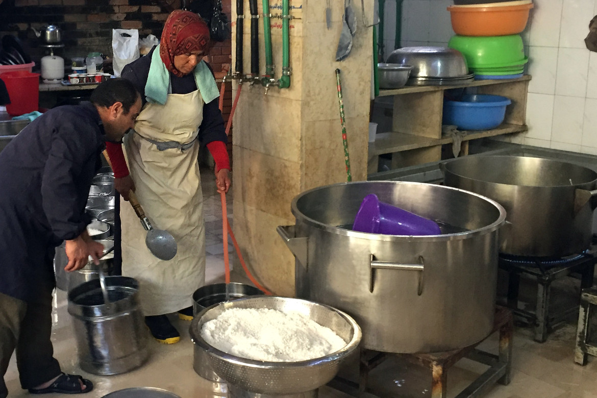 2017年10月30日，在叙利亚首都大马士革的米宁镇，工人们在由中国政府提供资金援助的“慈善厨房”为流离失所者准备食物。 