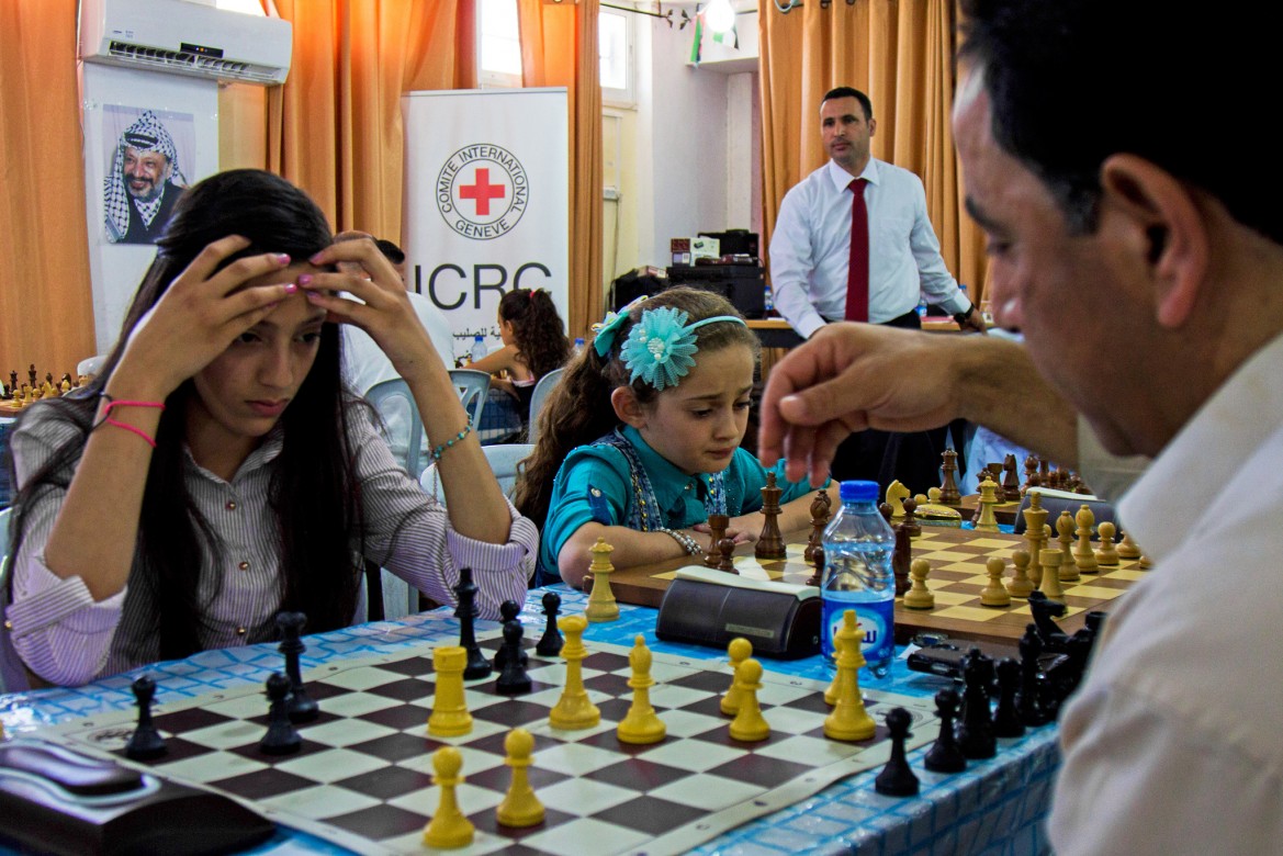 Yara Fakieh (17 ans) vient de Qattana et fait partie de l’équipe qui représente la Palestine aux tournois internationaux d’échecs. Elle a participé aux championnats du monde organisés en Turquie en 2012 et en Norvège en 2014.