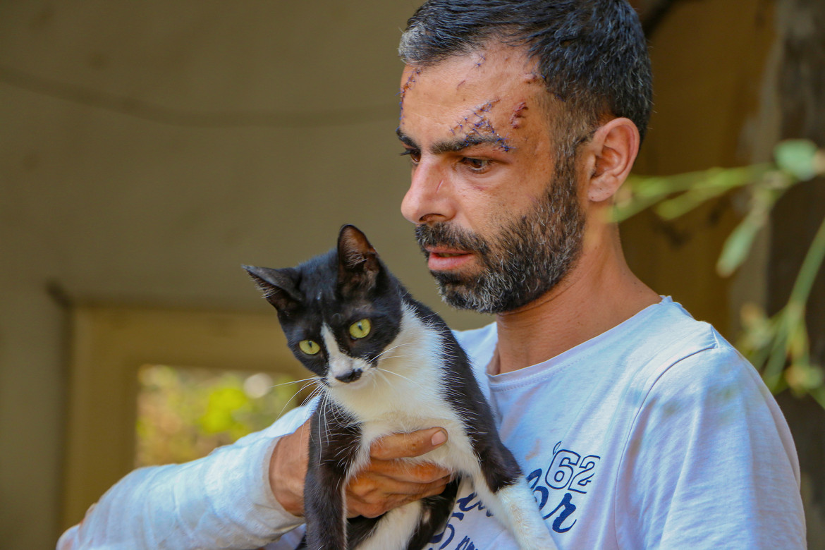 لبنان - اضطر إيلي الشايب إلى الاستلقاء فوق ابنته وزوجته لحمايتهما من انفجاري 4 آب/أغسطس