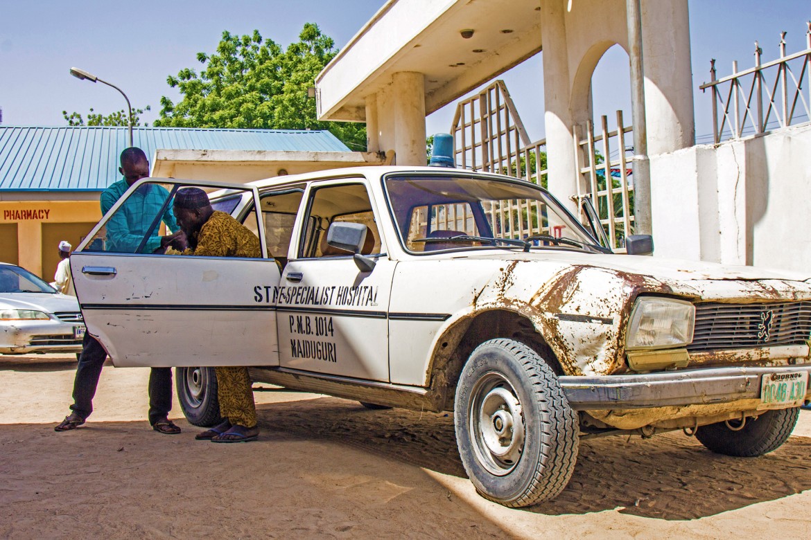 Un homme blessé reçoit de l’aide pour sortir d’une voiture à son arrivé à l’hôpital public spécialisé de Maiduguri.