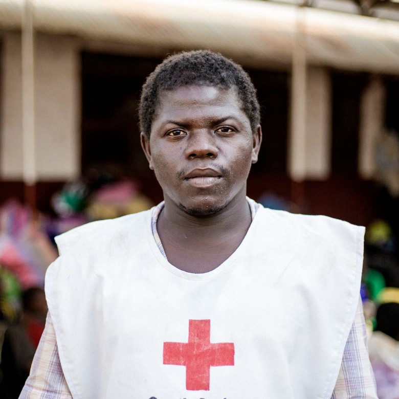 Sebit presta primeiros socorros na clínica da Cruz Vermelha.