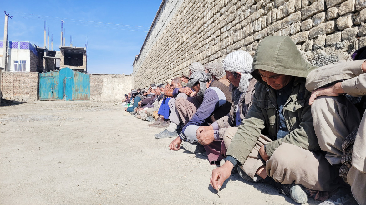 Le marché du travail est extrêmement tendu en Afghanistan, où les rangs des chômeurs ne cessent de grossir.