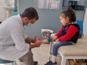 Afeganistão: número de crianças com paralisia cerebral tratadas em Cabul cresce 50%