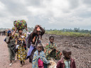 在刚果民主共和国东部，暴力事件的激增导致成千上万的流离失所者逃到戈马郊区