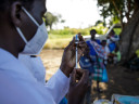 Mozambique: un millón de personas reciben dos dosis de la vacuna contra la COVID-19 en las regiones afectadas por los conflictos