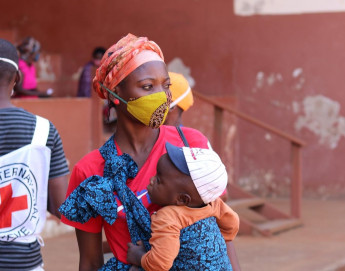Moçambique: famílias que fogem dos ataques buscam abrigo em epicentro da COVID-19; país inaugura hoje seu maior centro de tratamento