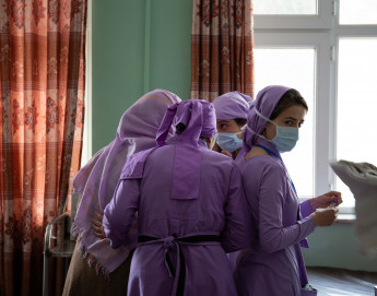 阿富汗的助产士：缓解危险重重的分娩危机