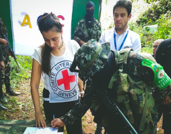 Colombia: entrega de cinco personas en Antioquia