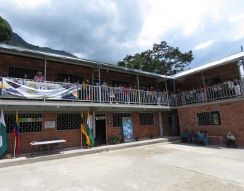 Colombia: demolición y reconstrucción de una escuela rural en Ituango