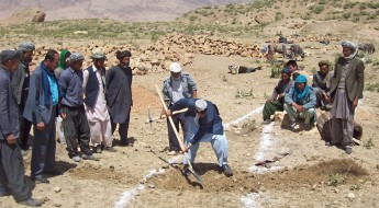Afghanistan : reconstruction d’un réservoir d’eau au profit des paysans de Bamyan