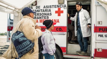 Voluntários da Cruz Vermelha dão apoio vital aos migrantes