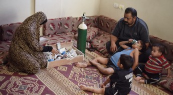 Gaza: una madre hace lo imposible por salir adelante con tres hijos enfermos