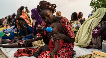 Crítica escassez de alimentos para as pessoas que fogem do conflito no nordeste da Nigéria