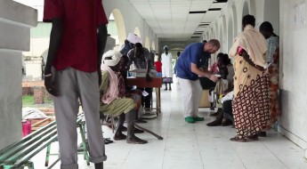 南苏丹医院发生交火，迫使医生逃离