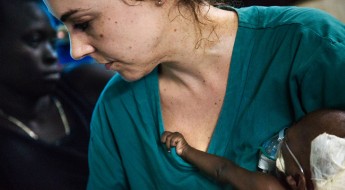 澳大利亚护士帮助一名南苏丹婴儿艰难求生